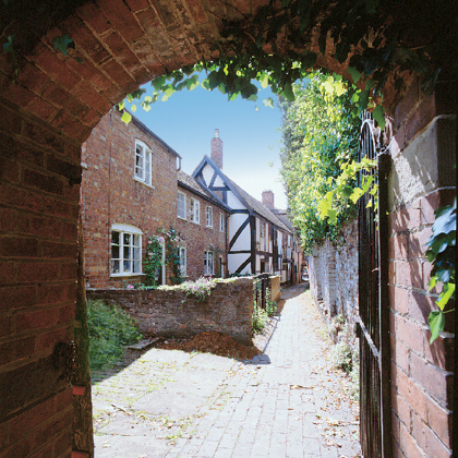 Alleyway showing a close at the end 