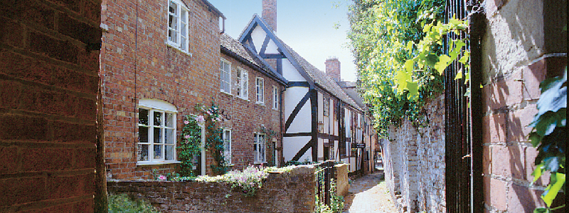 Alleyway showing a close at the end 