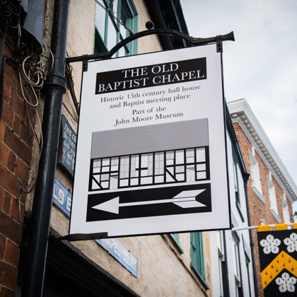 Sign with an arrow showing Old Baptist Chapel 