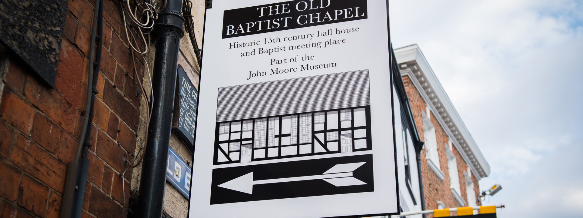 Sign with an arrow showing Old Baptist Chapel 